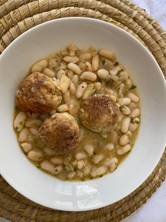 Una foto de Albóndigas de merluza y gambas con judías blancas en salsa fina