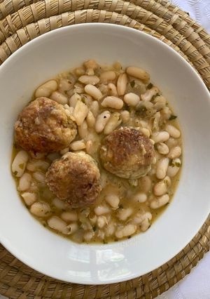 Una foto de Albóndigas de merluza y gambas con judías blancas en salsa fina