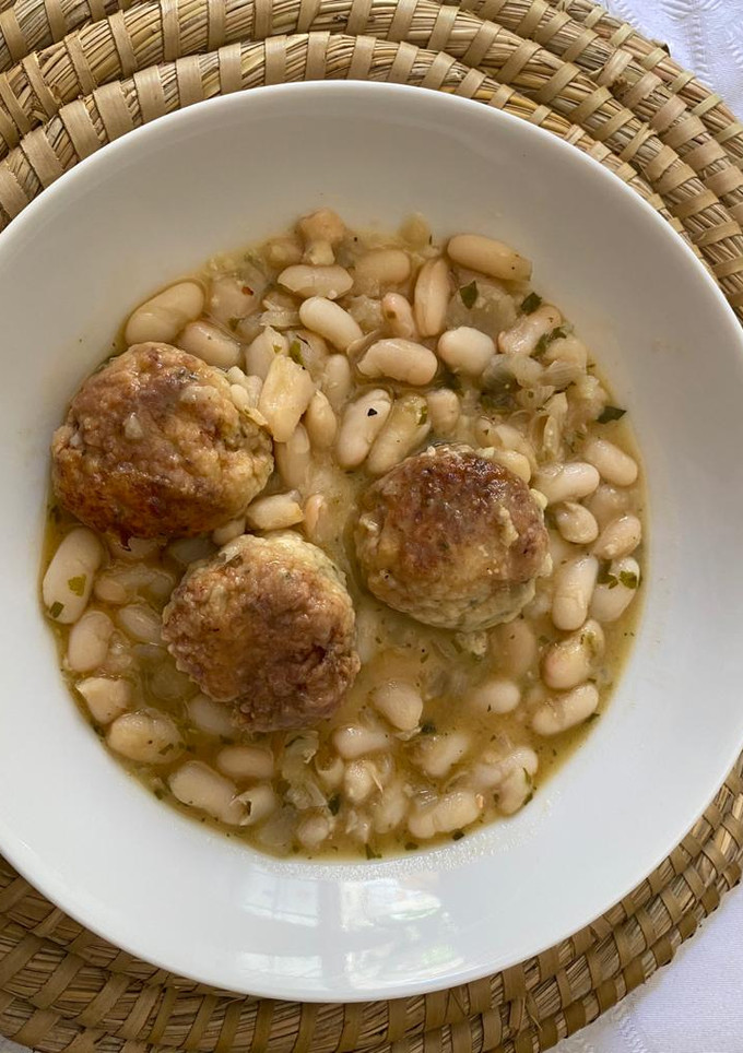 Una foto de Albóndigas de merluza y gambas con judías blancas en salsa fina