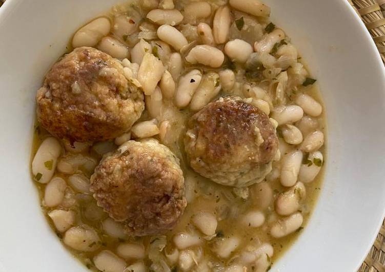 Albóndigas de merluza y gambas con judías blancas en salsa fina