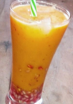 A picture of Carrot Smoothie with fruits.