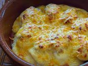 Una foto de huevos rellenos bechamel