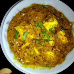 A picture of Smoked Paneer with Curry.