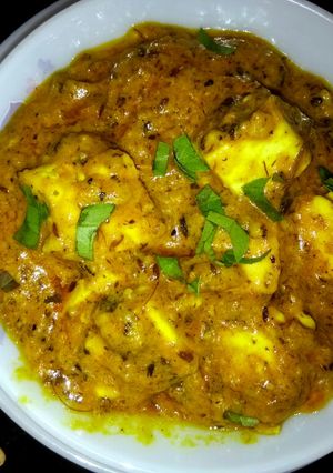 A picture of Smoked Paneer with Curry.
