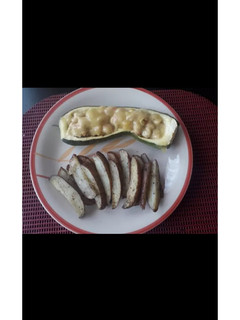 Una foto de Zapallitos rellenos y papas rústicas 🍟🧡