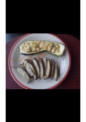 Una foto de Zapallitos rellenos y papas rústicas 🍟🧡