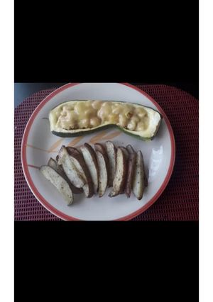 Una foto de Zapallitos rellenos y papas rústicas 🍟🧡