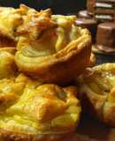 Tarteletas hojaldradas rellenas de crema pastelera y frutillas