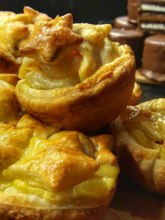 Una foto de Tarteletas hojaldradas rellenas de crema pastelera y frutillas