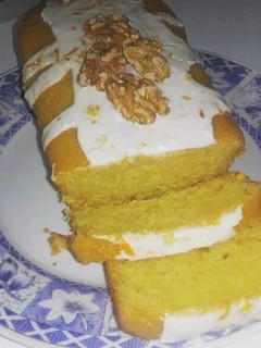 Una foto de Budín de naranja  🍊y nueces 😊