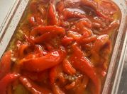 Una foto de pimiento asado olivas
