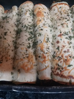 Una foto de Crepe de pechuga de pollo, patatas, champiñón y queso