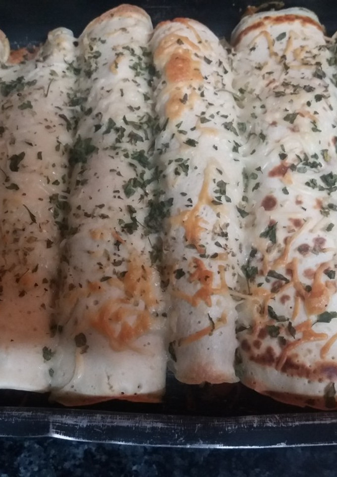 Una foto de Crepe de pechuga de pollo, patatas, champiñón y queso