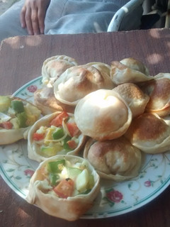 Una foto de Empanadas de jamón y queso y canastas de verduras 🎇