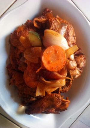 A picture of Barked chicken with vegetable.