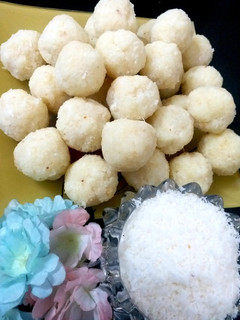नारियल के लड्डू (nariyal ke ladoo recipe in Hindi) रेसिपी मुख्य फोटो