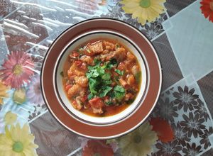 Una foto de Chicharrón entomatado