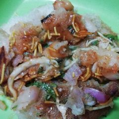 A picture of Potato tikki chat.