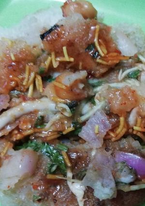 A picture of Potato tikki chat.