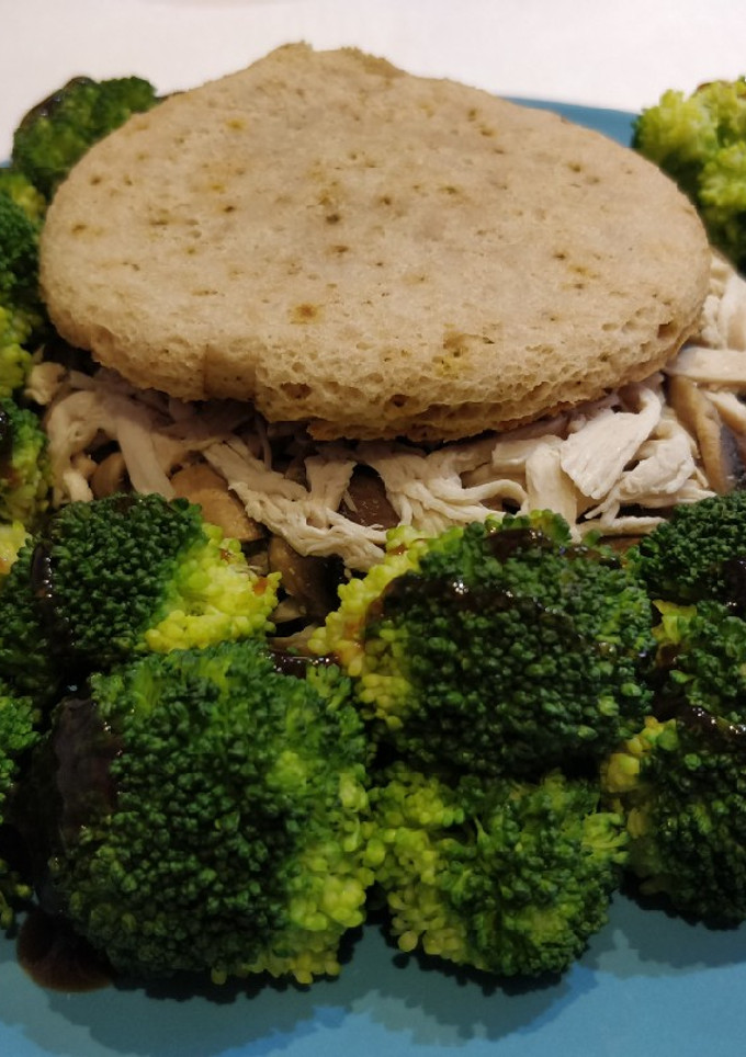 Una foto de Hamburguesa fitness de pulled chicken con queso y pan de atún
