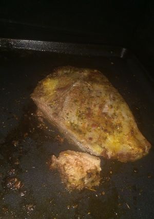 Una foto de Carne al horno con ensalada