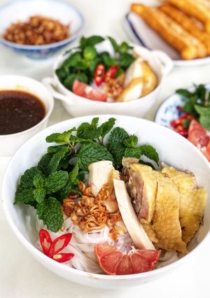 Hình của món Phở gà trộn.
