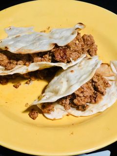 Una foto de Tacos 🌮 o fajitas 🌮 de carne saltada 👌 súper ricos!