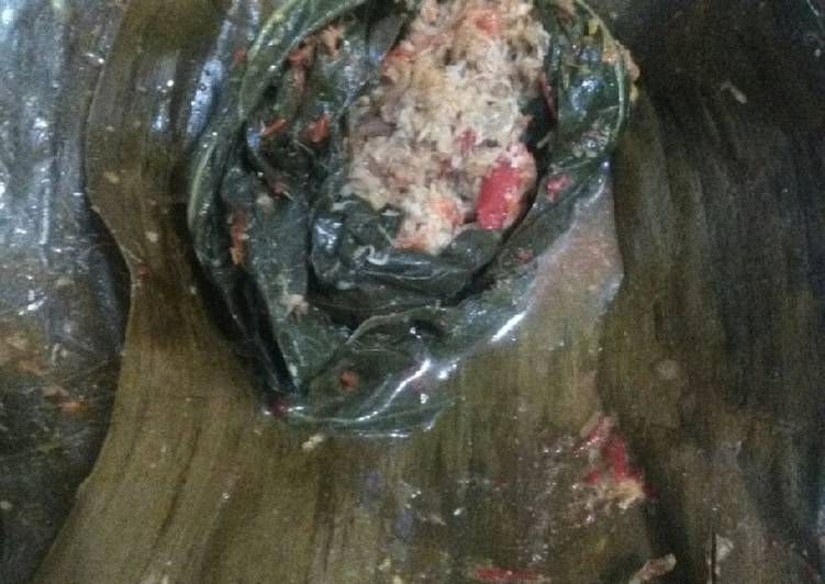 Bagaimana Mengolah Buntil daun singkong bungkus Anti Gagal