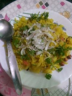 कांदे पोहे (kande pohe recipe in marathi) रेसिपी चे मुख्य फोटो