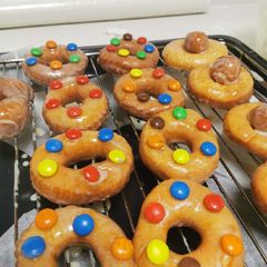 A picture of Donuts with sugar Glaze.