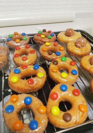 A picture of Donuts with sugar Glaze.