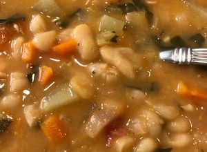 Una foto de Sopa de alubias con verduras ©