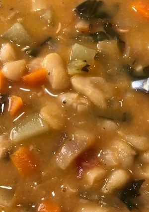 Una foto de Sopa de alubias con verduras ©