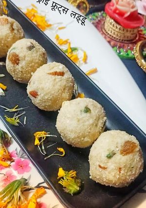 सूजी ड्राईफ्रूट्स लड्डू रेसिपी मुख्य फोटो
