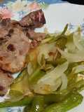 Chuletitas de cordero con fritada de pimiento y cebolla