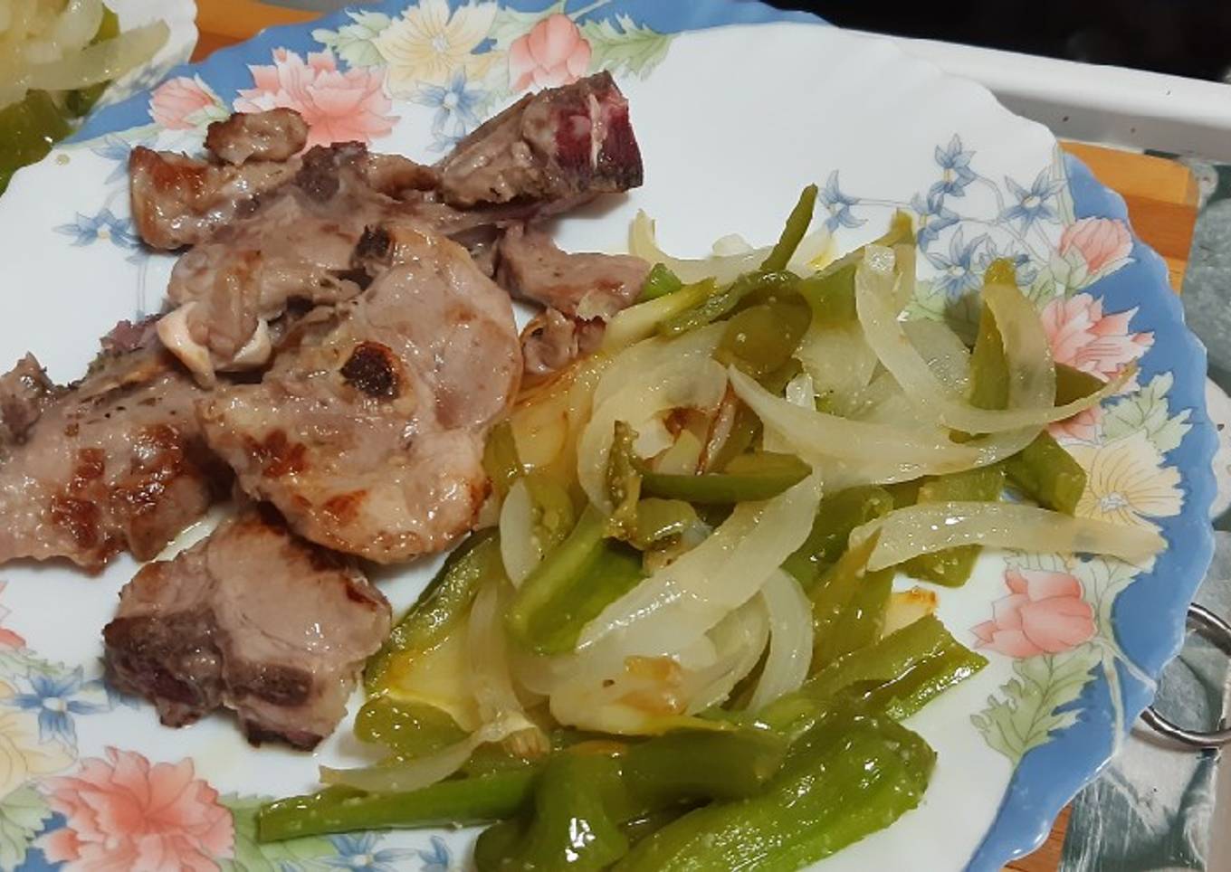 Chuletitas de cordero con fritada de pimiento y cebolla