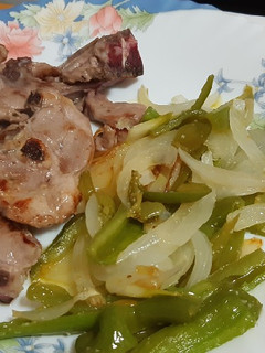 Una foto de Chuletitas de cordero con fritada de pimiento y cebolla