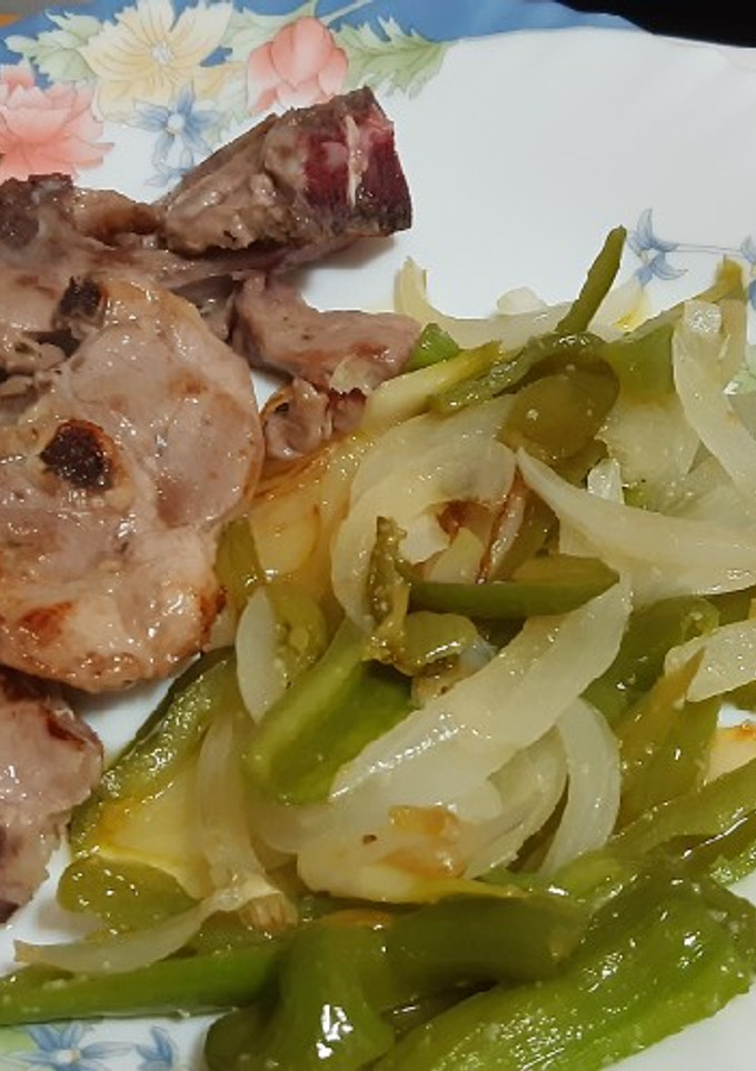 Una foto de Chuletitas de cordero con fritada de pimiento y cebolla