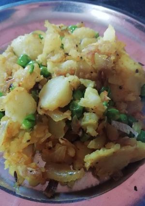 A picture of Aloo matar sabji.