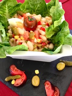 Una foto de Alubias blancas en ensalada