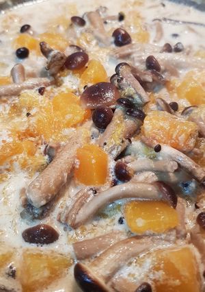 A picture of Creamy Pumpkin Mushroom Soup.