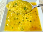 Una foto de sopa de verdura picadas