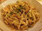 Une photo de tagliatelle crevette