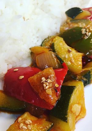 Une photo de Poêle de légumes vignaire balsamiques et graine de sésame et poivre de sapin