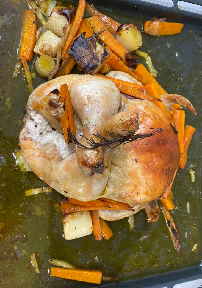 Una foto de Pollo al horno con verduras