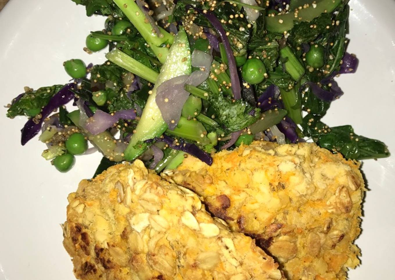 Hamburguesas de lenteja y zanahoria con verduras rehogadas
