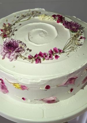 Una foto de Birthday cake- compota de fresa 🍓🍓