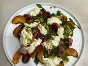 Una foto de burrata jamon