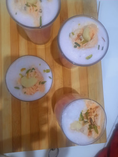 रोज़ मिल्क आइसक्रीम शेक (rose milk ice cream shake recipe in Hindi) रेसिपी मुख्य फोटो