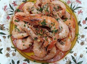Foto principal de Gambas al ajillo y perejil con fondo de tomates